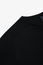 Cargar imagen en el visor de la galería, Shoulder stitching detailing close up black basic t-shirt

